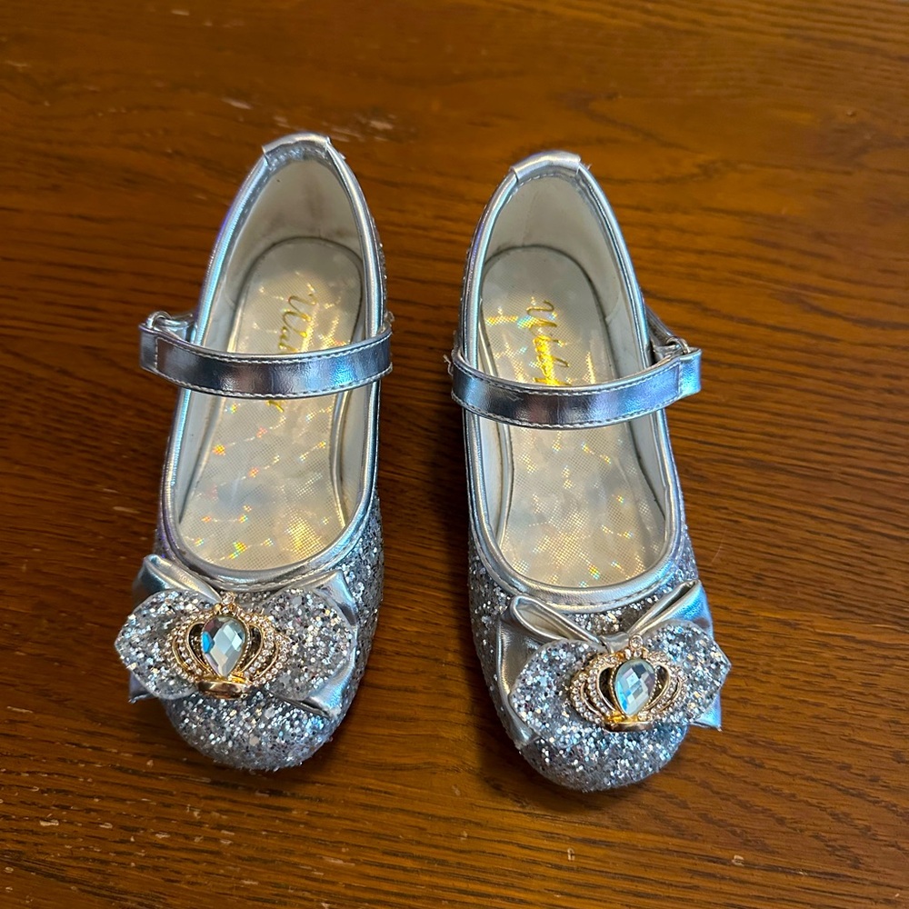 Beautiful dress shoes kids size 8. For fancy occasions or dress up.